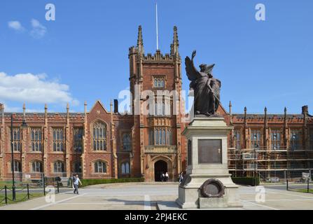 Northern Ireland, Belfast:   Queen's University, a red-brick gothic-revival building by Sir Charles Lanyon, was opened in 1849.  In the foreground is Stock Photo