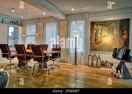 DE - BAVARIA: Contemporary dining room setup in private home (Bavaria, Germany) Stock Photo