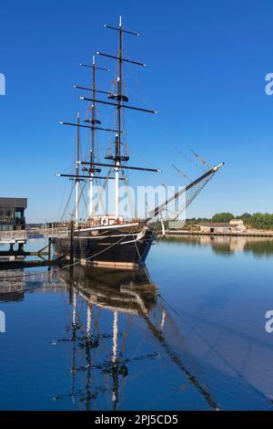 Ireland, County Wexford, New Ross, Dunbrody Famine Ship is an authentic reproduction of an 1840’s emigrant vessel which provides an excellent interpre Stock Photo