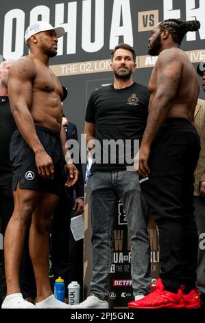 Boxing promoter Eddie Hearn stands in the centre as Anthony Joshua and Jermaine Franklin face off during their weigh-in at Westfield Shepherd’s Bush in London Stock Photo