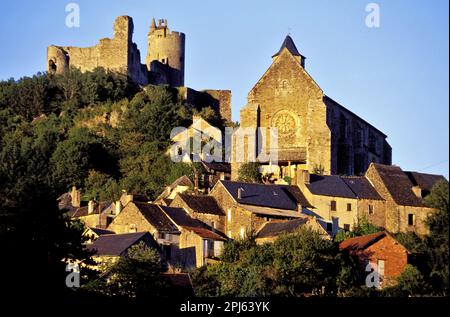 FRANCE. AVEYRON (12) AVEYRON VALLEY. THE MEDIEVAL VILLAGE OF NAJAC AND ITS CASTLE (13th century), OVERLOOKING THE GORGES DE L'AVEYRON Stock Photo