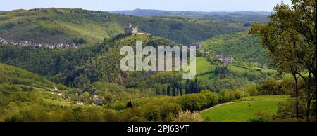 FRANCE. AVEYRON (12) AVEYRON VALLEY. THE MEDIEVAL VILLAGE OF NAJAC AND ITS CASTLE (13th century), OVERLOOKING THE GORGES DE L'AVEYRON Stock Photo