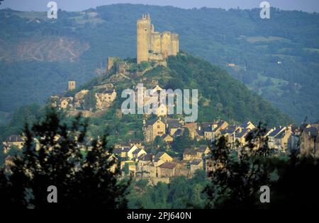FRANCE. AVEYRON (12) AVEYRON VALLEY. THE MEDIEVAL VILLAGE OF NAJAC AND ITS CASTLE (13th century), OVERLOOKING THE GORGES DE L'AVEYRON Stock Photo