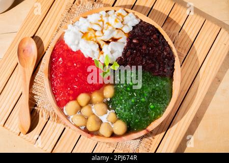 Pearl porridge or pearl sago. Popular Indonesian desserts served on wooden plates with various flavours Stock Photo
