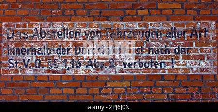 Notice on house wall Parking of vehicles of any kind within the thoroughfare is prohibited according to the St. V. O. Â§Â§ 1, 16 para. 2 prohibited! Stock Photo
