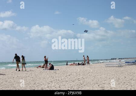 Miami, Florida, USA. 31st Mar, 2023. (INT) View of Miami Beach. March 31, 2023, Miami, Florida, USA: People are seen at Miami Beach on Friday (31) enjoying the fresh air, sunbathing while others swim and practice sports and some exercises with ocean drive restaurants filled up with customers having meals on a sunny day. Credit: Niyi Fote/Thenews2 (Credit Image: © Niyi Fote/TheNEWS2 via ZUMA Press Wire) EDITORIAL USAGE ONLY! Not for Commercial USAGE! Credit: ZUMA Press, Inc./Alamy Live News Stock Photo