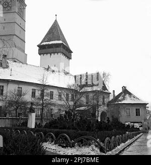 Medias, Sibiu County, Romania, approx. 1977. View of the15th century fortified Church of St. Margaret. A statue of the Saxon personality Stephan Ludwig Roth in front of the high school bearing his name. Stock Photo