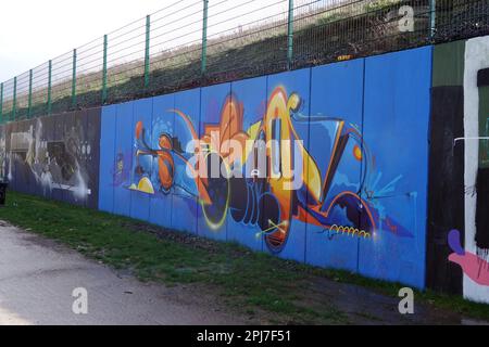 legales, künstlerisches Graffito an der Mauer um den Kalkberg, die Hall of Fame genannt wird. Die Stadt Köln hat einen großen Teil der Mauer für Spray Stock Photo