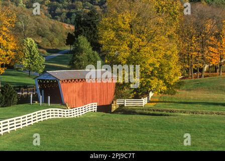 WHITE WOODEN FENCE HARMON COVERED BRIDGE PLUM CREEK INDIANA COUNTY PENNSYLVANIA USA Stock Photo