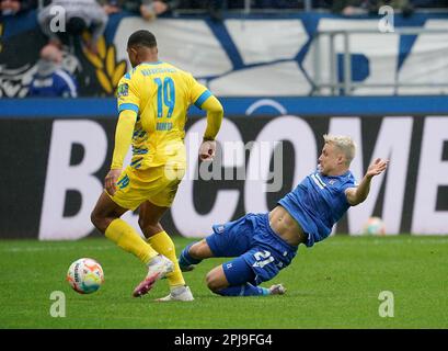 Karlsruhe, Germany. 01st Apr, 2023. Soccer: 2nd Bundesliga, Matchday 26, Karlsruher SC - Eintracht Braunschweig at BBBank Wildpark. Budu Zivzivadze (r) from Karlsruhe and Anton Donkor from Braunschweig fight for the ball. Credit: Hasan Bratic/dpa - IMPORTANT NOTE: In accordance with the requirements of the DFL Deutsche Fußball Liga and the DFB Deutscher Fußball-Bund, it is prohibited to use or have used photographs taken in the stadium and/or of the match in the form of sequence pictures and/or video-like photo series./dpa/Alamy Live News Stock Photo