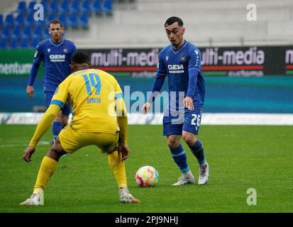 Karlsruhe, Germany. 01st Apr, 2023. Soccer: 2nd Bundesliga, Matchday 26, Karlsruher SC - Eintracht Braunschweig at BBBank Wildpark. Paul Nebel (r) from Karlsruhe and Anton Donkor from Braunschweig fight for the ball. Credit: Hasan Bratic/dpa - IMPORTANT NOTE: In accordance with the requirements of the DFL Deutsche Fußball Liga and the DFB Deutscher Fußball-Bund, it is prohibited to use or have used photographs taken in the stadium and/or of the match in the form of sequence pictures and/or video-like photo series./dpa/Alamy Live News Stock Photo