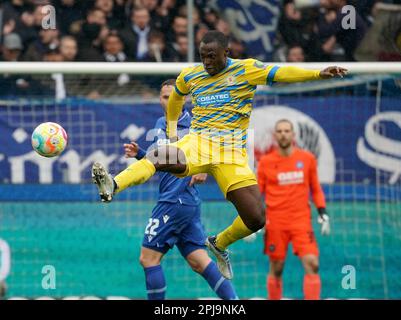 Karlsruhe, Germany. 01st Apr, 2023. Soccer: 2nd Bundesliga, Matchday 26, Karlsruher SC - Eintracht Braunschweig at BBBank Wildpark. Anthony Ujah from Braunschweig artistically goes for the ball. Credit: Hasan Bratic/dpa - IMPORTANT NOTE: In accordance with the requirements of the DFL Deutsche Fußball Liga and the DFB Deutscher Fußball-Bund, it is prohibited to use or have used photographs taken in the stadium and/or of the match in the form of sequence pictures and/or video-like photo series./dpa/Alamy Live News Stock Photo