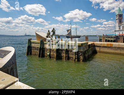 American Merchant Mariners Memorial in Battery Park. Pier A, Hudson River, the last surviving masonry pier in New York City, is in the background. Stock Photo