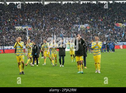 Karlsruhe, Germany. 01st Apr, 2023. Soccer: 2nd Bundesliga, Matchday 26, Karlsruher SC - Eintracht Braunschweig at BBBank Wildpark. The players from Braunschweig thank the fans who travelled with them. Credit: Hasan Bratic/dpa - IMPORTANT NOTE: In accordance with the requirements of the DFL Deutsche Fußball Liga and the DFB Deutscher Fußball-Bund, it is prohibited to use or have used photographs taken in the stadium and/or of the match in the form of sequence pictures and/or video-like photo series./dpa/Alamy Live News Stock Photo