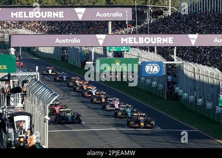 Melbourne, Australien. 02nd Apr, 2023. firo : April 2nd, 2023, motorsport, Formula 1, Formula One, season 2023, Australian Grand Prix, The Formula 1 Rolex Australian Grand Prix 2023, 3rd round of the 2023 Formula One World Championship, on the Albert Park Circuit, in Melbourne, Australia, the race, Race restart 01 VERSTAPPEN Max (nld), Red Bull Racing RB19, action 44 HAMILTON Lewis (gbr), Mercedes AMG F1 Team W14, action Credit: dpa/Alamy Live News Stock Photo