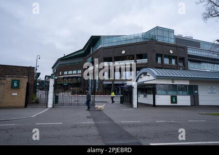 The main gates of the AELTC (All England Lawn Tennis Club) during the ...