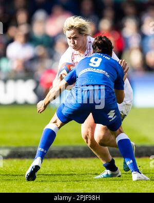 Marlie Packer of England Women runs towards the challenge of Sara Barattin of Italy Women during the TikTok Women’s Six Nations match England vs Italy at Cinch Stadium at Franklin's Gardens, Northampton, United Kingdom, 2nd April 2023  (Photo by Nick Browning/News Images) Stock Photo