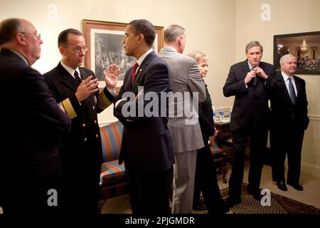 President Barack Obama talks with Admiral Michael Mullen, Chairman of the Joint Chiefs of Staff prior to a policy speech on strategy for Afghanistan and Pakistan. 3/27/09 .Official White House Photo by Pete Souza Stock Photo