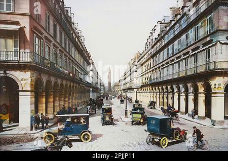 Paris. Vue de la rue de Castiglione au début du 20e siècle. Avec l'obélisque de la place Vendôme en arrière-plan. Stock Photo