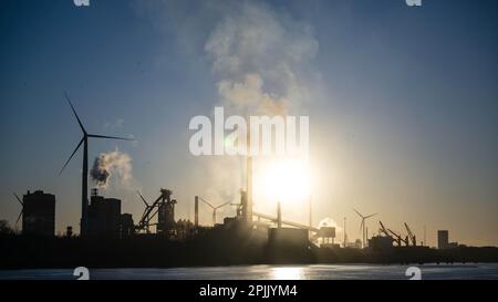 Bremen, Germany. 03rd Apr, 2023. The steel mill on the Weser at sunrise. ArcelorMittal's steel mill in Bremen is to be converted to the production of so-called green steel. Credit: Sina Schuldt/dpa/Alamy Live News Stock Photo