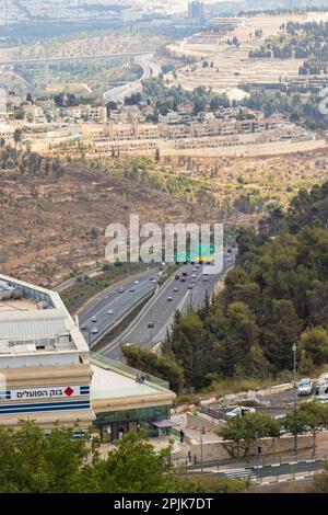 jerusalem-israel. 21-09-2022.Road number 1 that leads to Jerusalem. and the Mevasheret Zion mall. Stock Photo