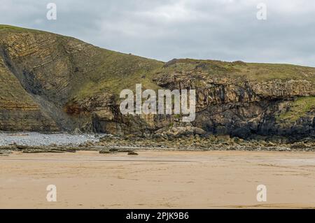 Cliffs over the beach at Dunraven Bay also showing sand and rocks  - vale of Glamorgan and Glamorgan Heritage Coast Stock Photo