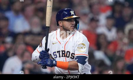 St. Petersburg, FL USA; Tampa Bay Rays first baseman Yandy Diaz (2) gets  the last out on Houston Astros designated hitter Yainer Diaz (21) who  grounde Stock Photo - Alamy