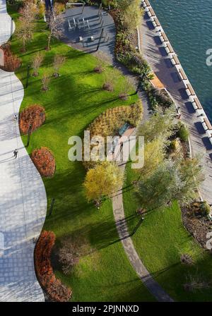 Landscaped park next to the waterside. Wood Wharf, London, United Kingdom. Architect: Stanton Williams, 2021. Stock Photo