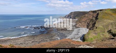 Devon-Cornwall border Marsland Mouth on the South West Coast Path Stock Photo