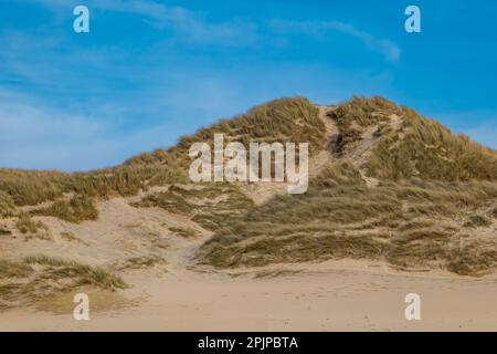 Eoropie, Isle of Lewis, Scotland. 3rd April 2023. UK Weather: Bright blue skies over the sand dunes of Eoropie Beach on the Isle of Lewis. Credit: Bradley Taylor / Alamy Live News Stock Photo