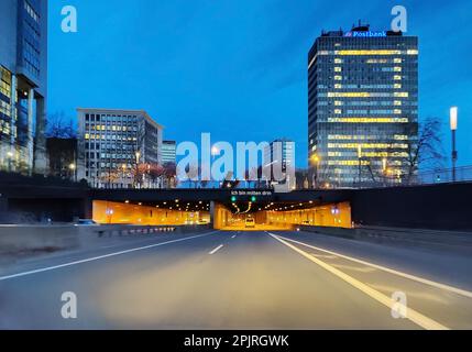 Lettering Im in the middle of it on the A 40 motorway tunnel in the city centre of Essen, Ruhr region, North Rhine-Westphalia, Germany Stock Photo