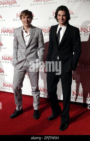 William Moseley and Ben Barnes The Australian premiere of the Chronicles of Narnia Prince Caspian at the State Theatre.  Sydney, Australia. 25.05.08. Stock Photo