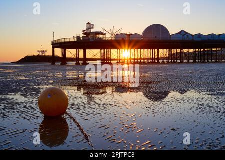 Herne Bay, Kent, UK. 4th April 2023.: UK Weather. A glorious sunrise at Herne Bay pier with the tide out and hardly a cloud in the sky as the day is set for dry weather and sunshine. The Easter weekend is also set for dry and warm weather as people head for the coast during the holidays. Credit: Alan Payton/Alamy Live News Stock Photo