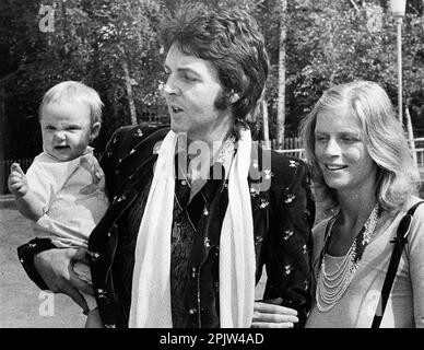 STOCKHOLM 1972-08-08The musician Paul McCartney with his wife Linda and daughter Stella who are in Stockholm, Sweden with the pop group 'The Wings' to play at Gröna Lund in connection with the European tour. Photo: Per Kagrell / Expressen / TT / Code: 26 ** AFTONBLADET OUT ** Stock Photo