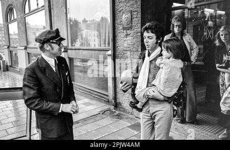 1972-08Musician Paul McCartney with daughter Mary wife Linda in Sweden with his pop group The Wings in connection with their European tour Photo: Björn Larsson Ask / Camera image / TT / Code: 3020 Stock Photo