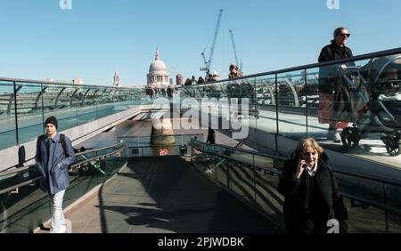 Millenium Bridge, London, UK. 4th April 2023. UK Weather: a sunny spring morning in London. Credit: Matthew Chattle/Alamy Live News Stock Photo