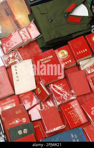 Memorabilia of Mao Tse Tung and the revolution on sale at the market as souvenirs. Shaanxi, Xi'An, China Stock Photo