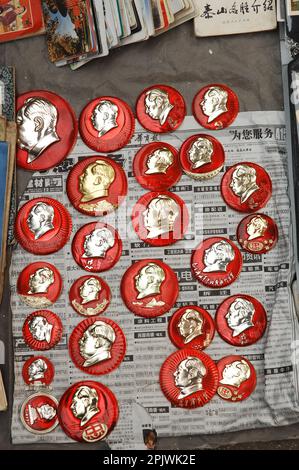Memorabilia of Mao Tse Tung and the revolution on sale at the market as souvenirs. Shaanxi, Xi'An, China Stock Photo