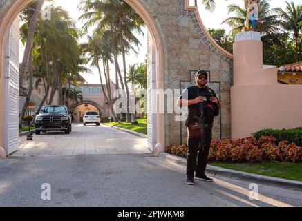 Armed Secret Service agent guards the entrance to Mar-a-Lago. Former President Donald Trump arrives at Palm Beach International Airport as supporters Stock Photo