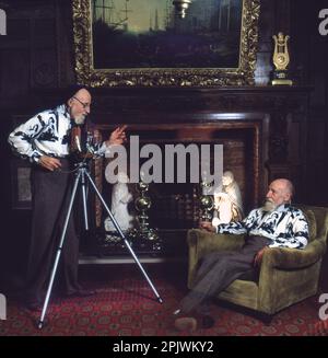 Surrealist photographer Angus McBean at home in 1984 Stock Photo