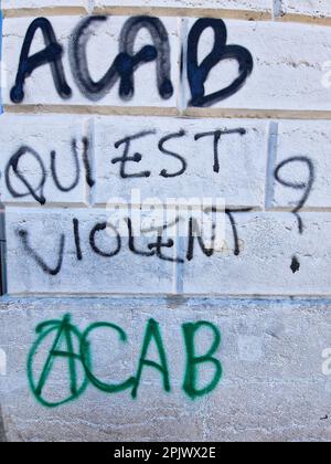 Portland, USA. 29th May, 2020. Protesters walk by graffiti on the Louis  Vuitton store in Portland, Ore., on May 29, 2020. (Photo by Alex Milan  Tracy/Sipa USA) Credit: Sipa USA/Alamy Live News