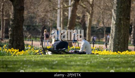 London, UK. 4th Apr, 2023. UK weather, sun bathers enjoying the April sunshine in St James Park London UK and feeding the Parakeets Credit: Ian Davidson/Alamy Live News Stock Photo