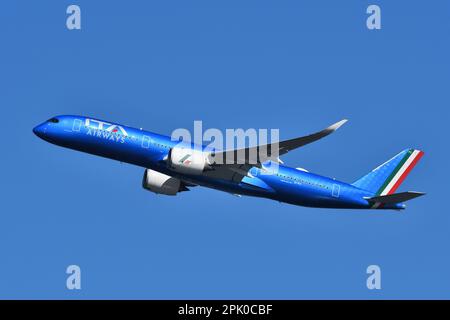 Ita airways a350 hi-res stock photography and images - Alamy
