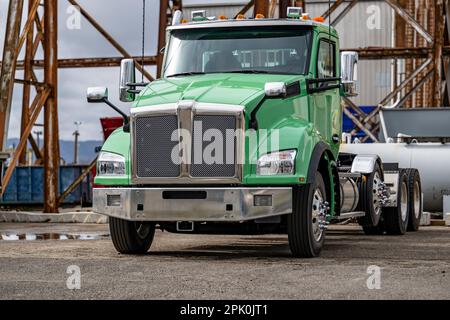 Clean Towing Rig Clean big rig powerful bonnet day cab local hauler blue semi truck ...