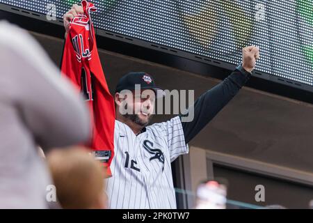 Sporting their World Series rings, Chicago White Sox catcher A.J. Pierzynski,  left, and third baseman Joe Crede, right, stand with former teammate Aaron  Rowand now playing with the Philadelphia Phillies, during the