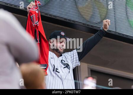 Sporting their World Series rings, Chicago White Sox catcher A.J.  Pierzynski, left, and third baseman Joe Crede, right, stand with former  teammate Aaron Rowand now playing with the Philadelphia Phillies, during the