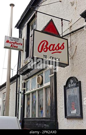 Ye Crack, historic Liverpool freehouse pub, where John Lennon drank, Bass and Marstons Ales signs, 13 Rice street, L1 9BB Stock Photo