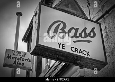 Ye Crack, historic Liverpool freehouse pub, where John Lennon drank, Bass and Marstons Ales signs, 13 Rice street, L1 9BB Stock Photo