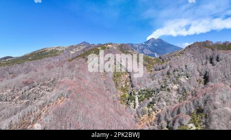 Panoramica dall'alto del cratere del vulcano Etna durante giornata di sole in estate e cielo blu con emissione di vapore - Stock Photo