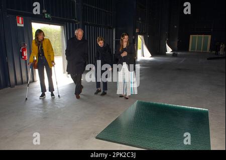 april 4, 2023 - Milano- Pirelli Hangar Bicocca mostra 'Grand Bal' dell'artista Ann Veronica Janssens. Nella foto da sx: Ilaria Tronchetti Provera, Mar Stock Photo